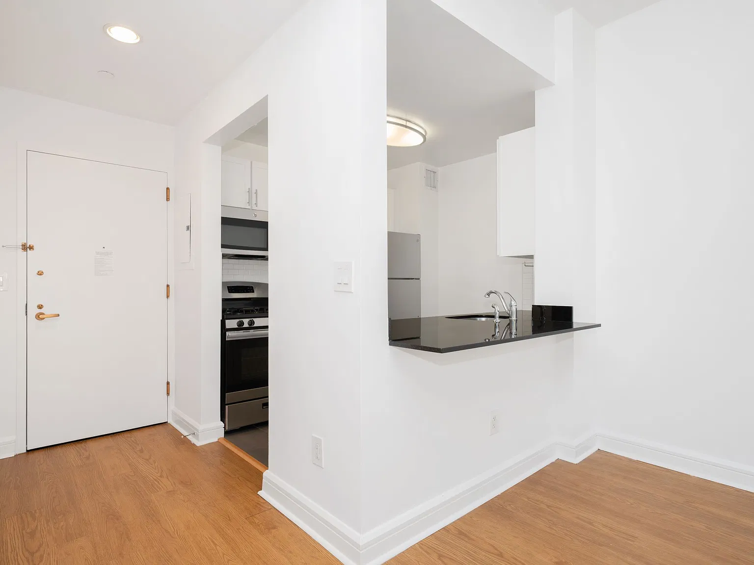 140 Riverside Boulevard — Photo 4