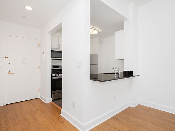 4th image of 140 Riverside Blvd APT 529