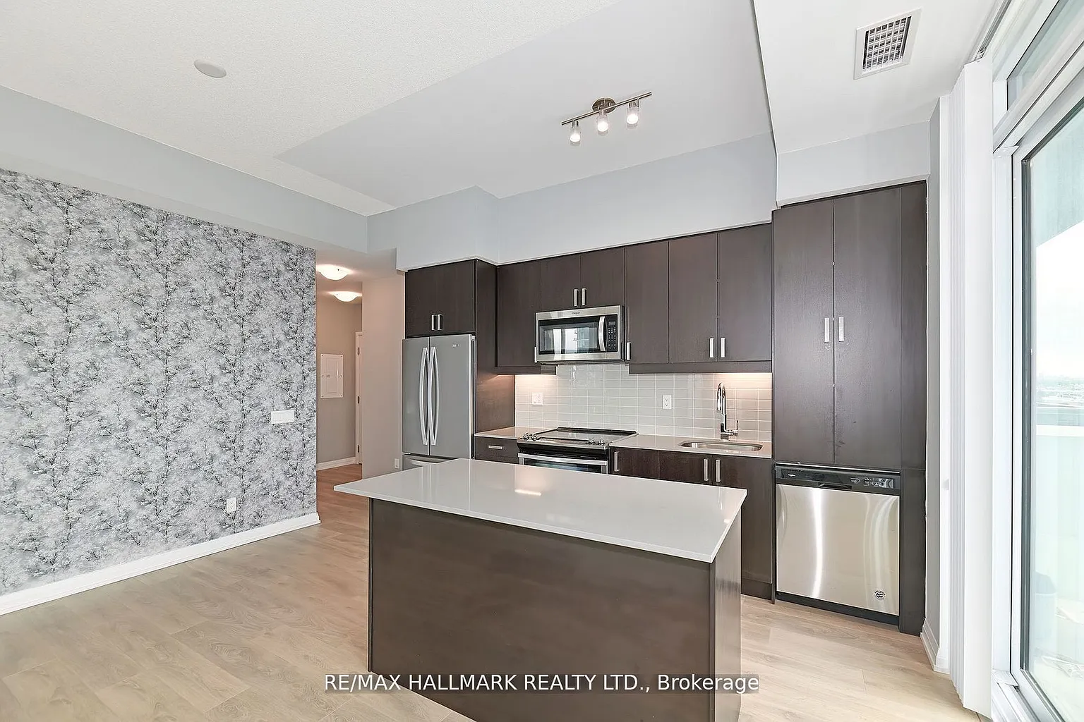 7895 Jane St #906 photo 1