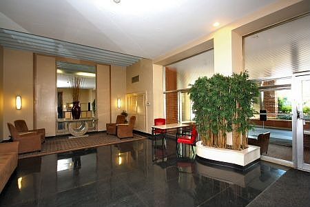 Lobby w/Attended Front Desk