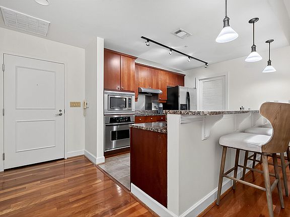 5th image of 1040 Broadway Park Unit 306