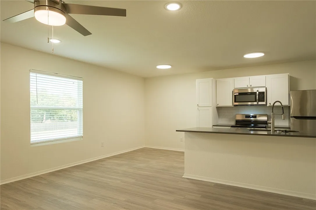 2 bed, 798 sqft, $995 — Photo 3