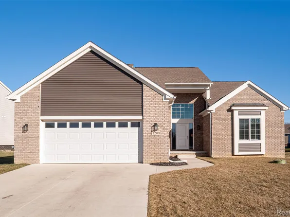 1200 Drakeshire Dr, Walled Lake, MI 48390