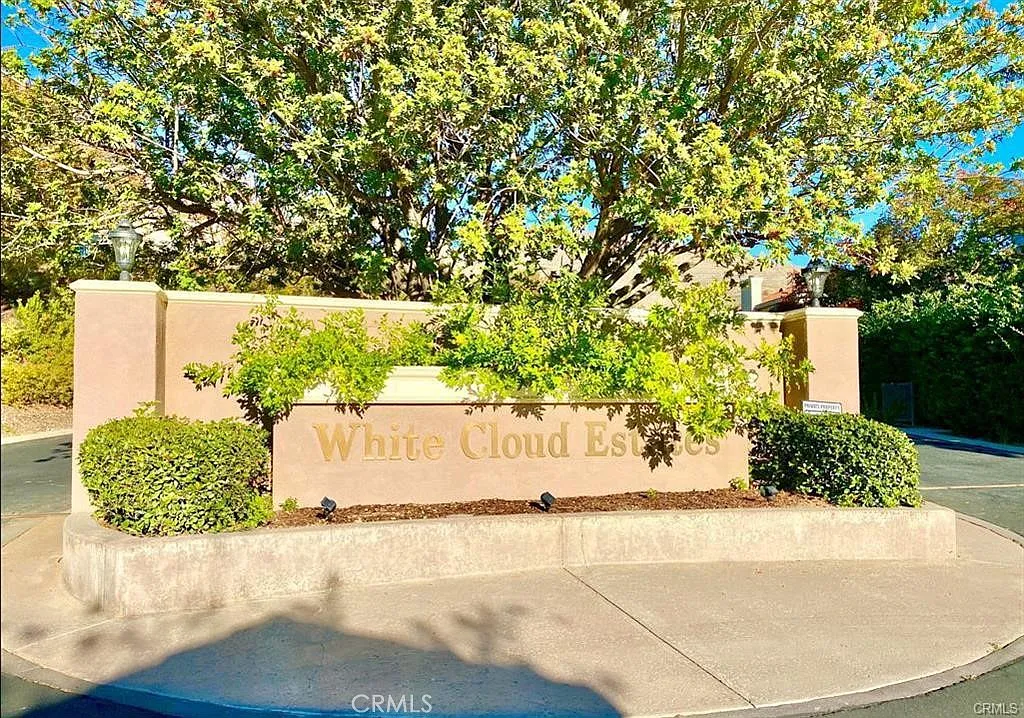3 bed, 2370 sqft, $4,700 — Photo 2