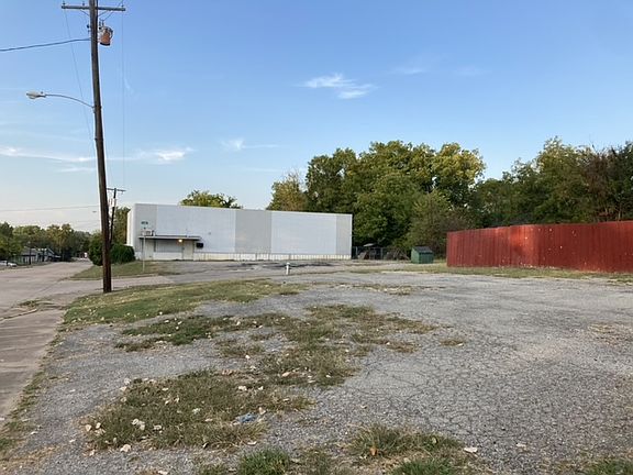 5th image of 800 S Crockett Ave #1