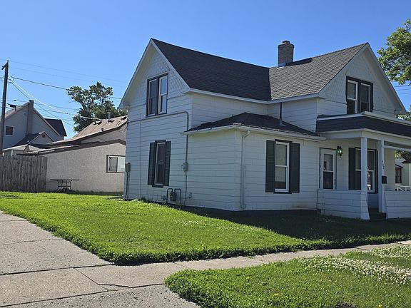 4th image of 402 4th Ave NW