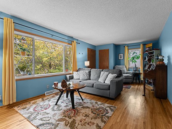 4th image of 417 21st Ave SW