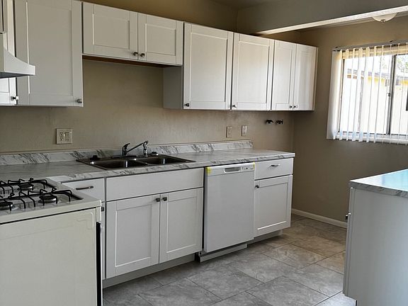 5th image of 233 Oasis Dr