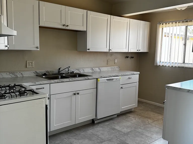 233 Oasis Dr — Photo 5