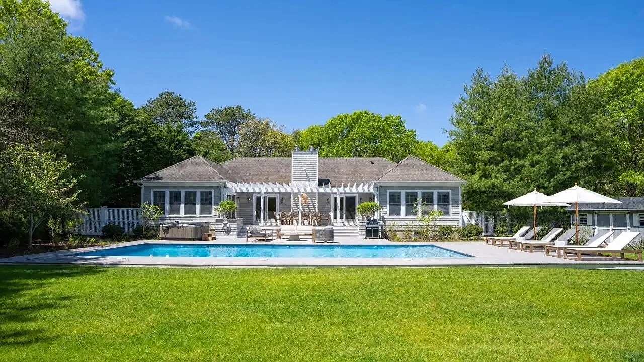 Brand new East Hampton Home with Pool, Tennis, and Hot Tub — Photo 1