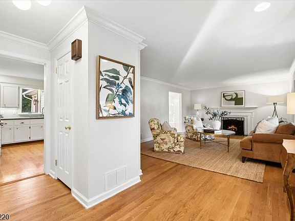 3rd image of 74 Woodland Rd
