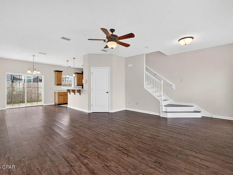 2605 Avondale Ct — Photo 3