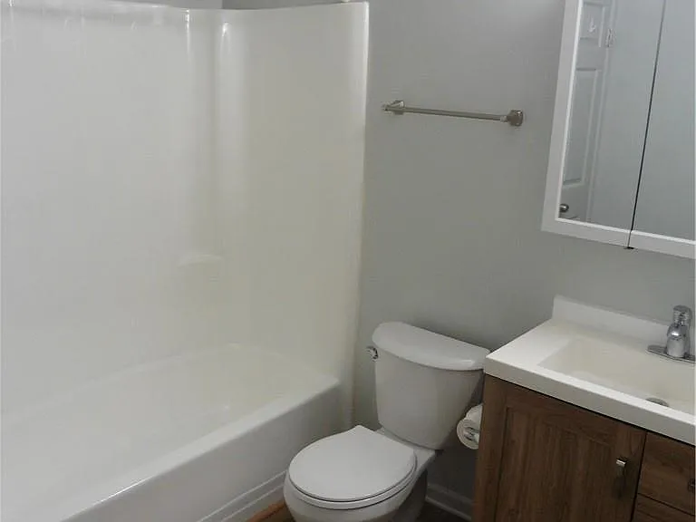 449 Peregrine St — Photo 2