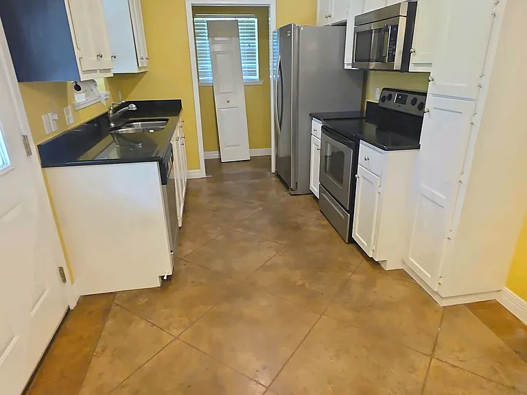 2500 Creekwood Dr — Photo 3