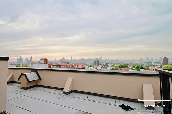 Rented by Grand & Co. | media 32