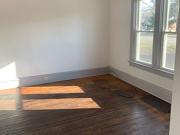 4th image of 1316 E Broadway St