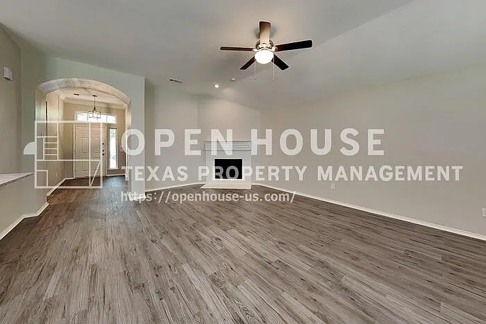 4 bed, 2.0 bath, 2110 sqft, $2,475 — Photo 3