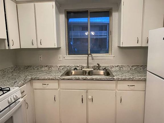 3rd image of 2009 S Dollarhide Ave #B1