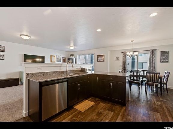 3rd image of 98 E Ashgrove Ln