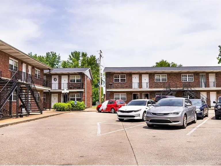 2425 N Park Dr #1E — Photo 2