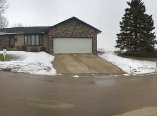 804 2nd Ave NW, Cascade, IA 52033