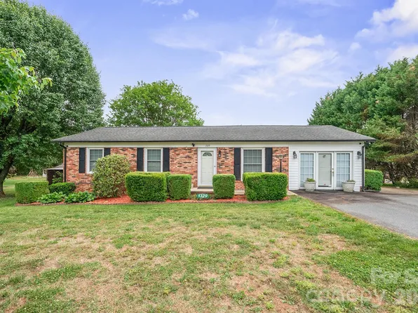 1329 Landsdowne Dr, Conover, NC 28613