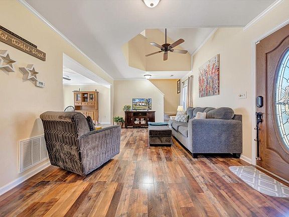 3rd image of 55 Newport Cir