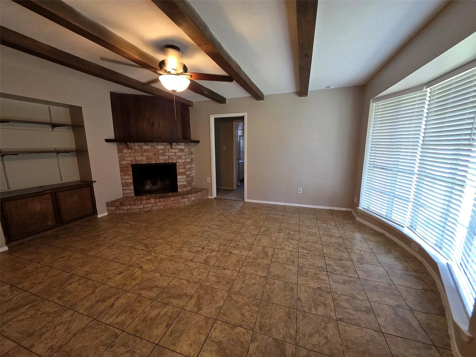 3 bed, 2.0 bath, 1325 sqft, $1,895 — Photo 2