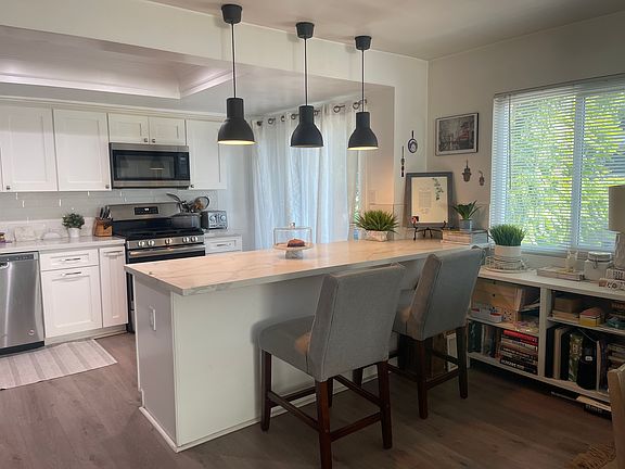 2nd image of 12157 Moorpark St APT 201