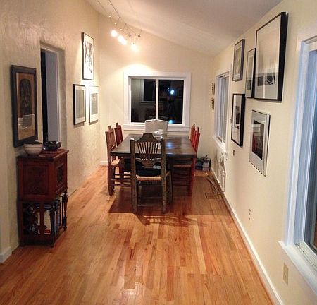 Dining Room : Beautiful bright lighting overlooking garden. Perfect gallery space/dining.