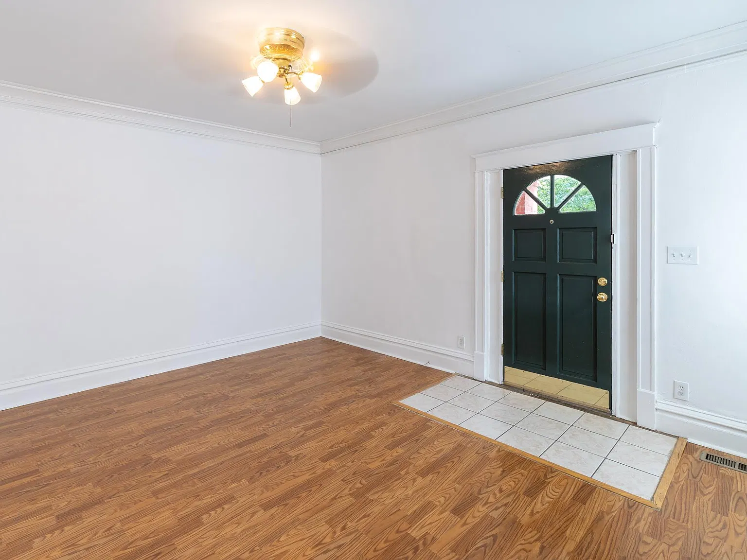 2 bed, 1050 sqft, $1,295 — Photo 2