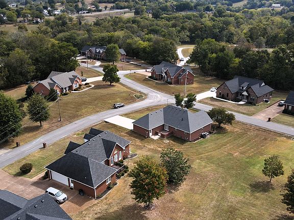 4th image of 95 Maple Dr