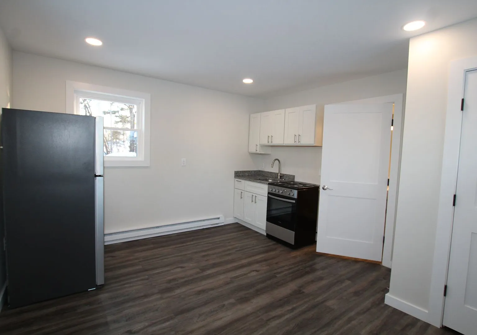 Beautifully remodeled and completed efficiency studio. — Photo 1