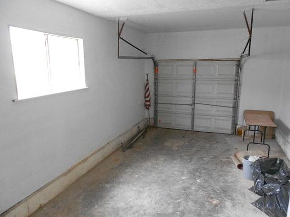 Oversized 1 car garage