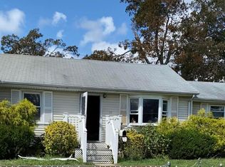 25 Reno Pl, West Babylon, NY 11704