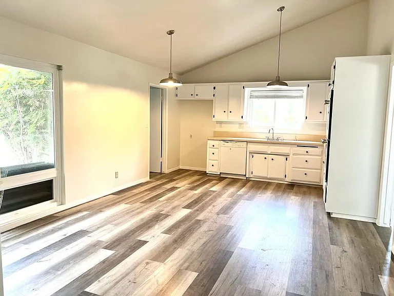 24360 Crestlawn St — Photo 8