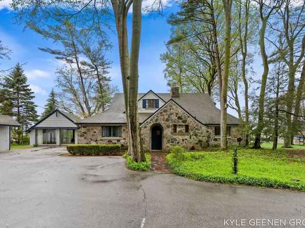 1418 Waukazoo Dr, Holland, MI 49424