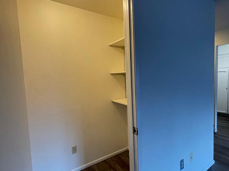 1004 E South St #6 — Photo 8