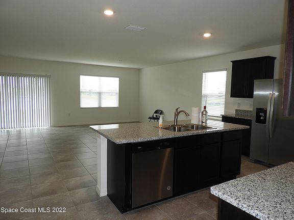4th image of 2034 Capital Dr