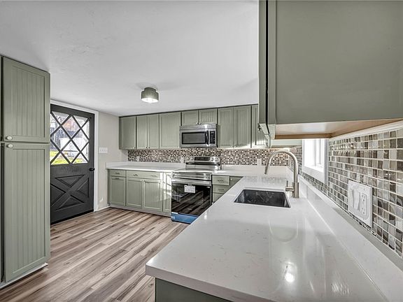 4th image of 465 Fernhill Ave