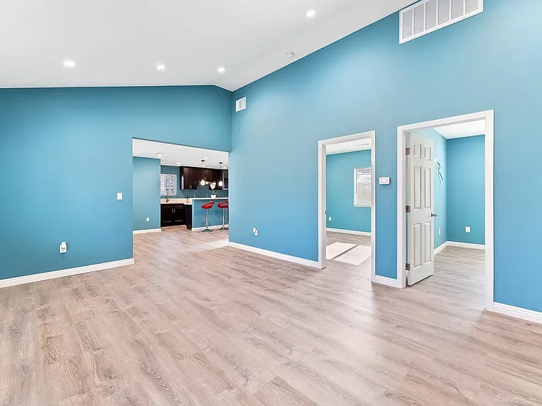 1326 W Ivesbrook St — Photo 4
