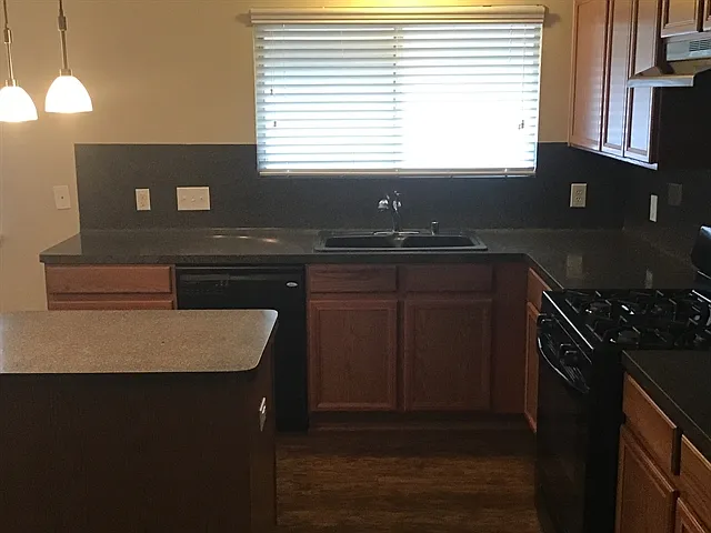 3 bed, 2.0 bath, 1728 sqft, $2,060 — Photo 3
