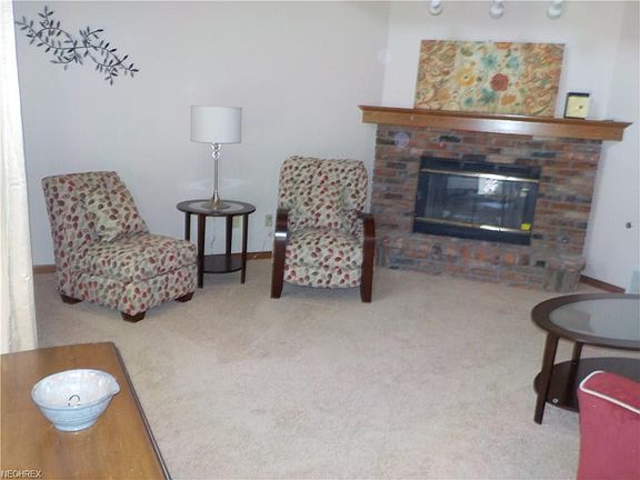4th image of 90 High Point Dr Unit 32