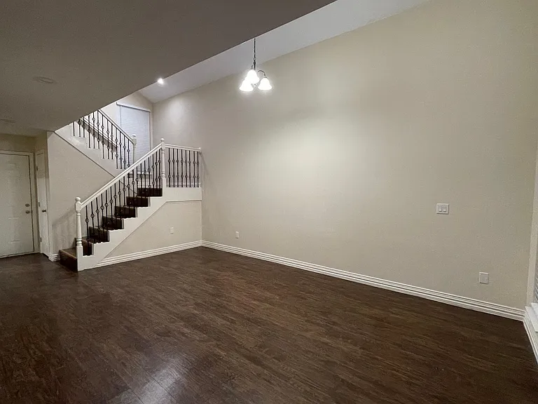 215 W Rochelle Rd — Photo 4