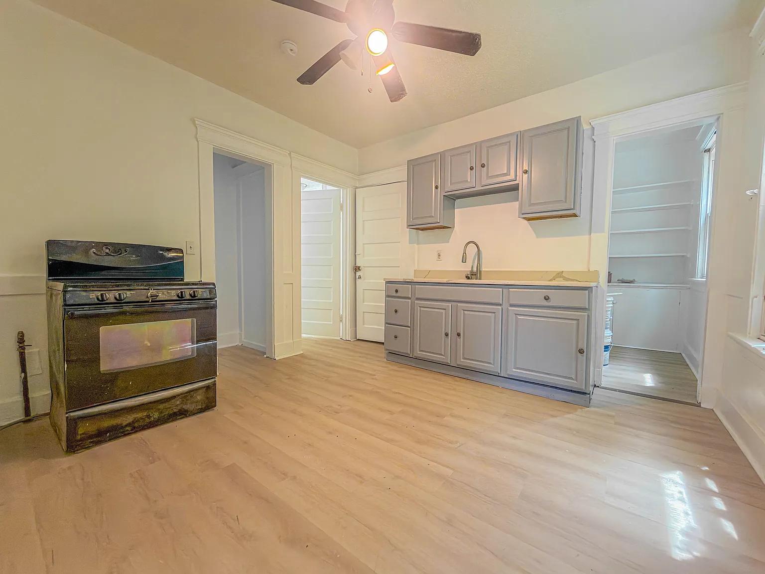3 bed, 1100 sqft, $1,999 — Photo 3