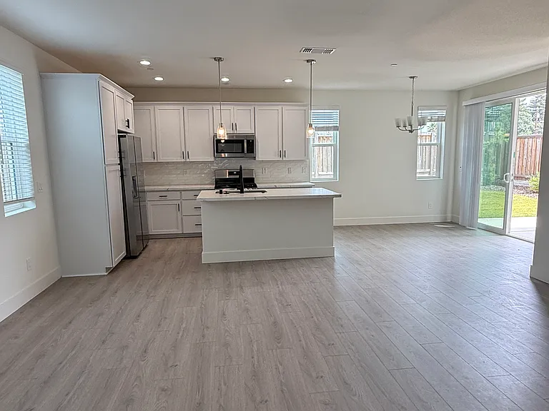 4410 Redstart Ln — Photo 13