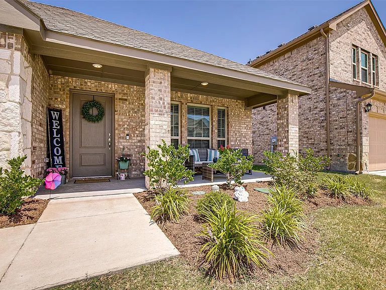 593 Jamestown Ln — Photo 1