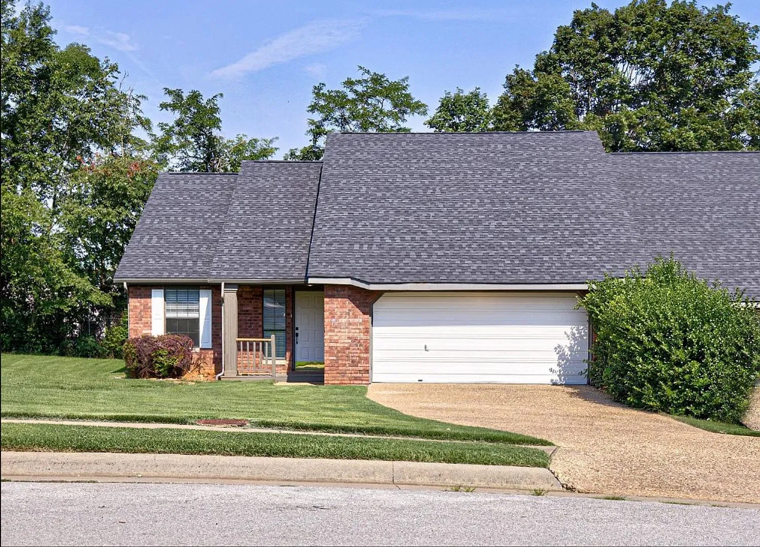 Charming 3 bedroom 2 bath townhome in Fayetteville! — Photo 1