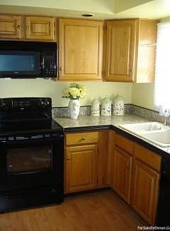New Granite countertops and appliances in kitchen!