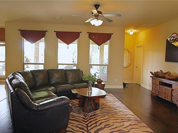 3rd image of 843 Ravenhurst Dr